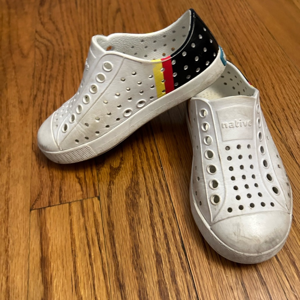 Native sandals size 9 toddler size in great condition.